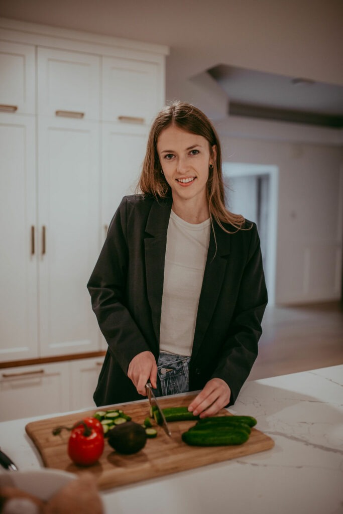 Natalie, dietitian at Gut Healthy Dietitian, chopping vegetables